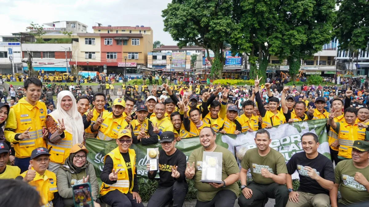 Ketua DPRD Kota Bogor, Atang Trisnanto bersama Wali Kota Bogor, Bima Arya dan jajaran petugas DLH Kota Bogor melakukan arak-arakan penghargaan Adipura.