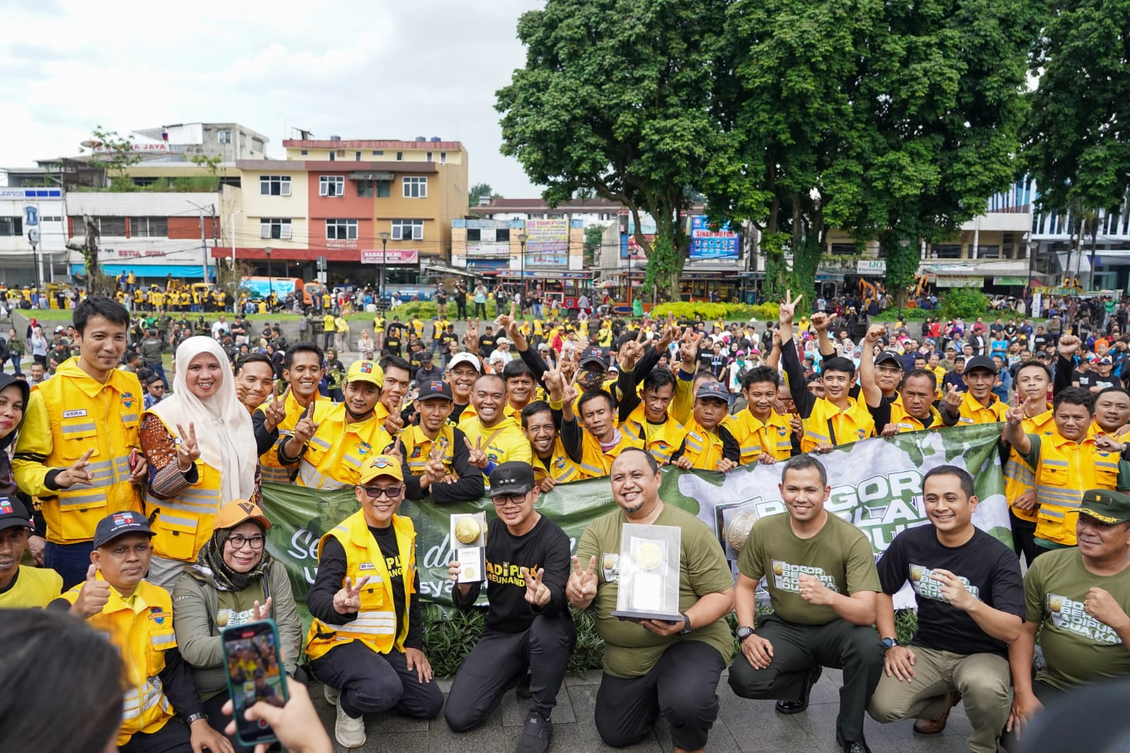 Ketua DPRD Kota Bogor, Atang Trisnanto bersama Wali Kota Bogor, Bima Arya dan jajaran petugas DLH Kota Bogor melakukan arak-arakan penghargaan Adipura.