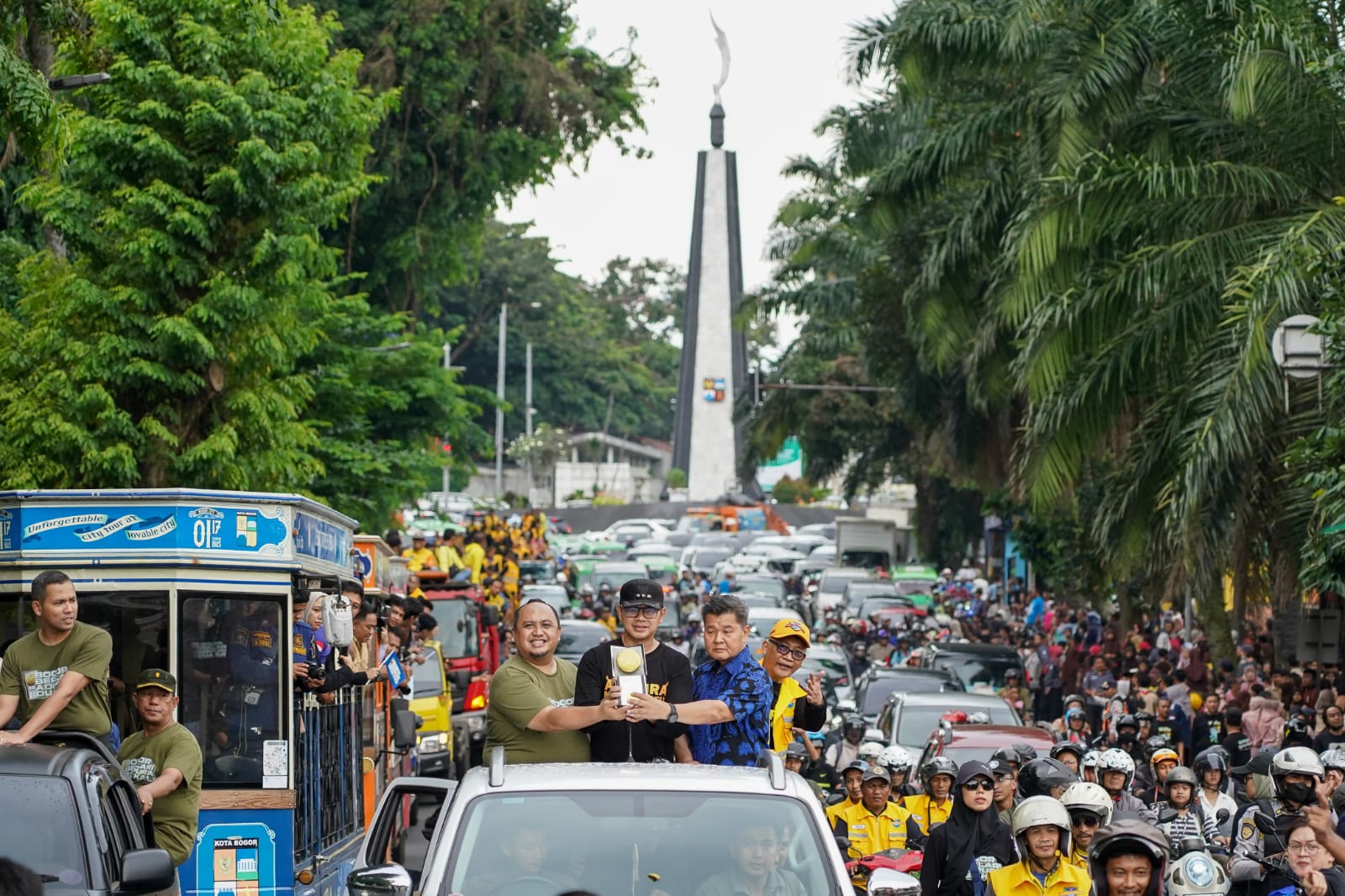 Ketua DPRD Kota Bogor, Atang Trisnanto bersama Wali Kota Bogor, Bima Arya dan jajaran petugas DLH Kota Bogor melakukan arak-arakan penghargaan Adipura. 