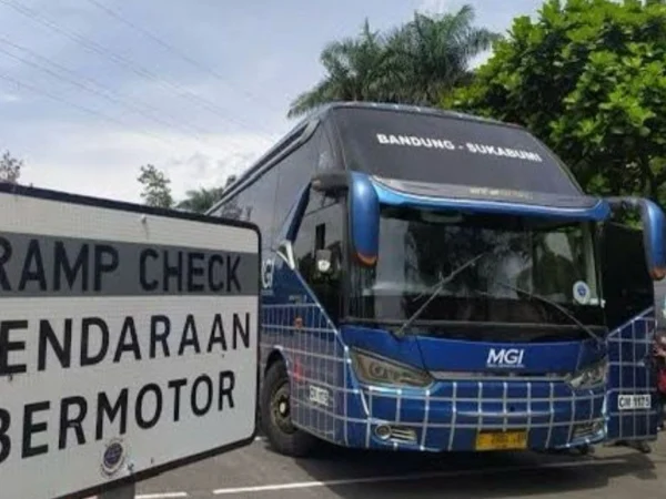 PROGRAM MUDIK GRATIS: Dishub KBB saat melakukan ramp check pada kendaraan bus di Pdalarang.