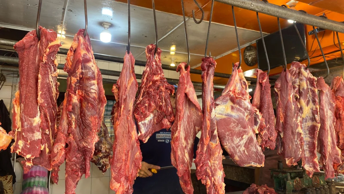 Harga daging sapi di Pasar Gudang Blok A Kota Sukabumi mengalami penurunan.