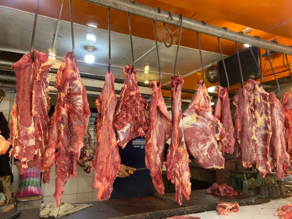 Harga daging sapi di Pasar Gudang Blok A Kota Sukabumi mengalami penurunan.