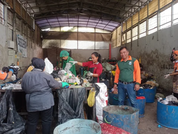 Doc. Pengelolaan dan Pemilahan Sampah di Salah Satu TPS di Kota Cimahi untuk Mengurangi Kiriman Sampah ke TPA Sarimukti (Istimewa)
