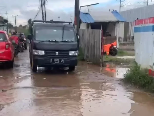 Jalan rusak dan berlubang di Kampung Kebon Kalapa, Desa Kertajaya, Kecamatan Padalarang, Kabupaten Bandung Barat (KBB), Selasa (19/3).