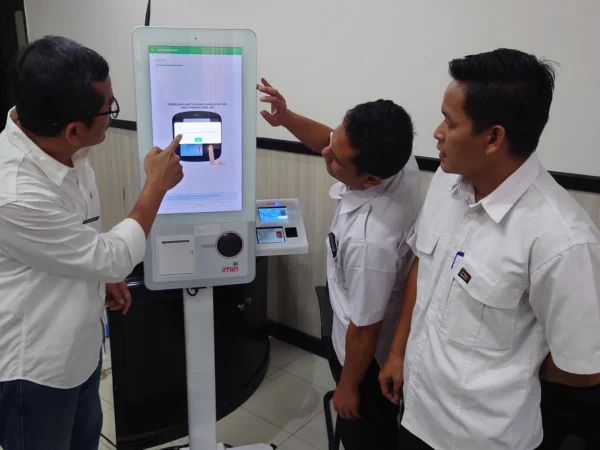 Kepala P3DW Kota Banjar, Benny Suranata (kiri) menunjukkan cara kerja mesin Anjungan Digital Mandiri (ADM) atau Samsat Digital kepada salah satu pejabat ASN di Kota Banjar, Rabu 20 Maret 2024.