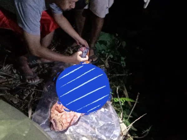 Polsek Bogor Selatan saat melakukan identifikasi dan evakuasi mayat bayi di lokasi kejadian.