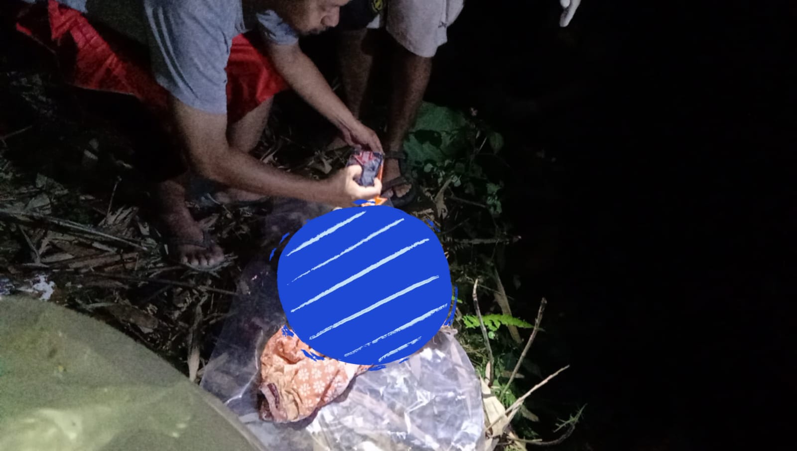 Polsek Bogor Selatan saat melakukan identifikasi dan evakuasi mayat bayi di lokasi kejadian.