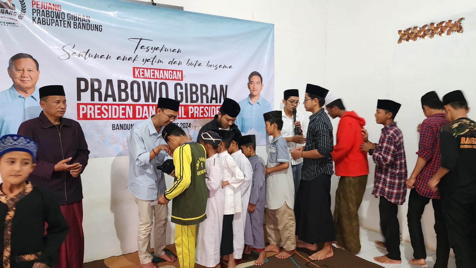 .Puluhan Pejuang Prabowo- Gibran Kabupaten Bandung, gelar syukuran, berdoa bersama, santuan, dan buka bersama dengan puluhan anak yatim / Istimewa