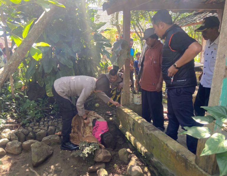 Hernawan (62) ditemukan tergelak di halaman rumahnya di Kampung Rancabunhur, Desa Karangjaya, Kecamatan Gegerbitung, Kabupaten Sukabumi, Rabu (20/3).