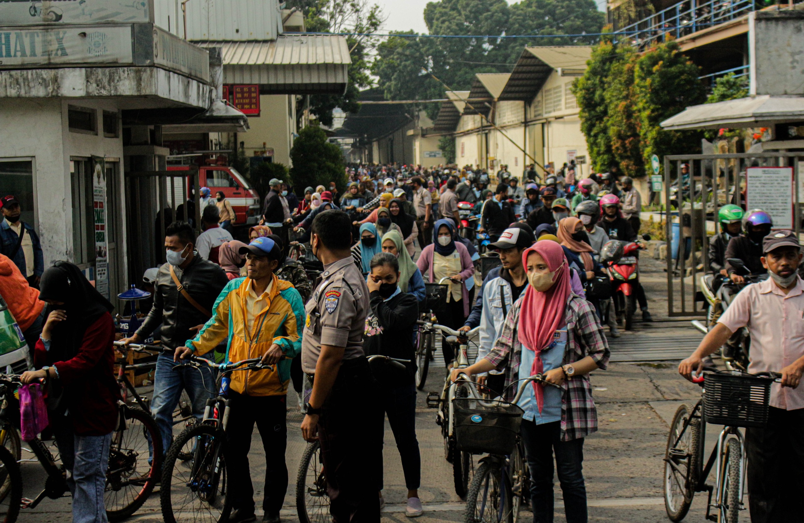 Ist. pergantian shift ribuan buruh pabrik di kawasan Rancaekek, Kabupaten Bandung. (Pandu Muslim/Jabar Ekspres)