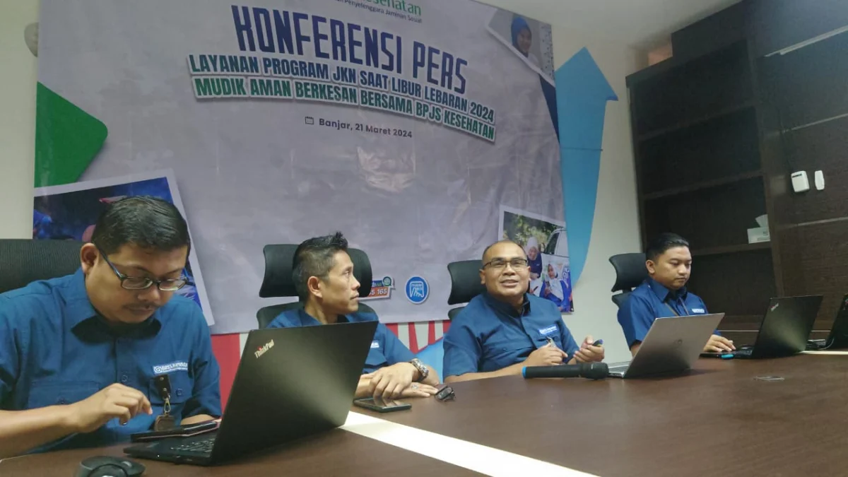Kepala BPJS Kesehatan Cabang Banjar, Agus Supratman (dua kanan) saat menggelar konferensi pers di Kantor BPJS Banjar, Kamis 21 Maret 2024.