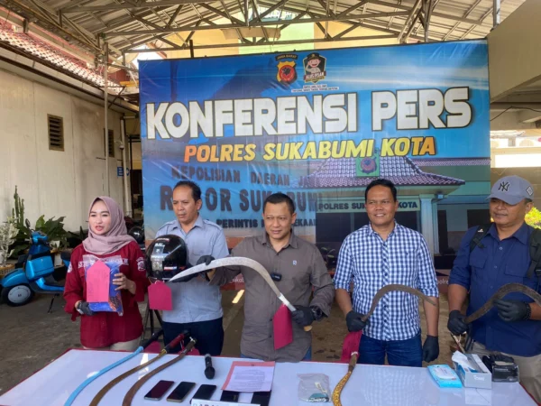 Kasat Reskrim Polres Sukabumi Kota, AKP Bagus Panuntun (tengah) bersama anggota kepolisian lainnya saat memperlihatkan barang bukti aksi konvoi Jalanan.