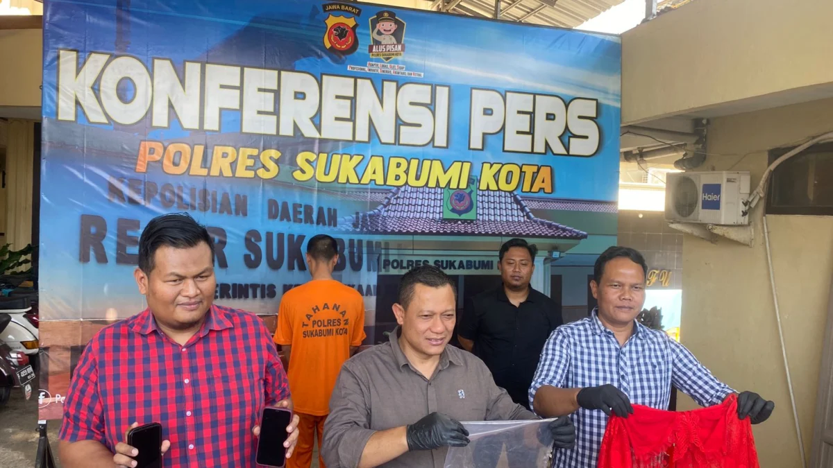 Kasat Reskrim Polres Sukabumi Kota, AKP Bagus Panuntun (tengah) beserta jajaran saat memperlihatkan barang bukti.