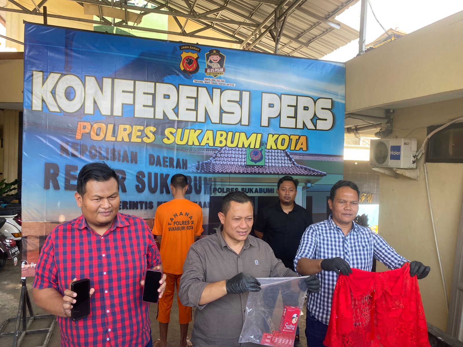 Kasat Reskrim Polres Sukabumi Kota, AKP Bagus Panuntun (tengah) beserta jajaran saat memperlihatkan barang bukti.
