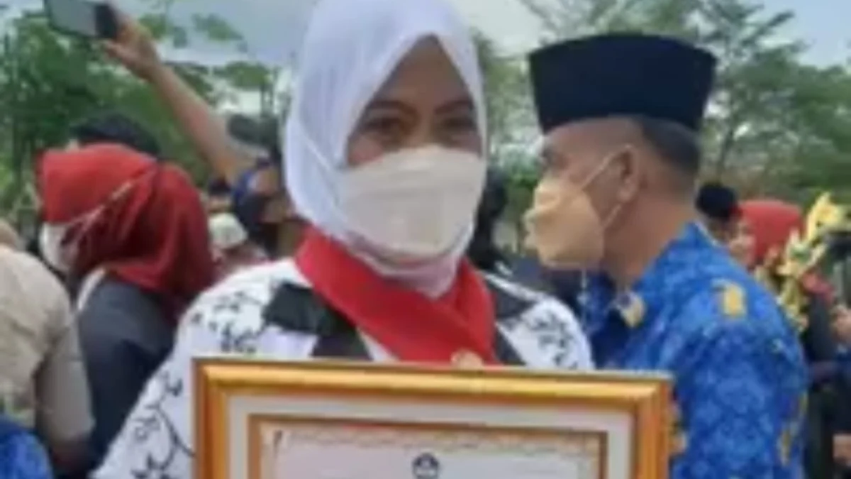 DUGAAN PENYELEWENGAN DANA BOS: Kepala UPTD SMPN 3 Banjar, Nia Kurniasih, memegang piagam penghargaan Adiwiyata tingkat Nasional.