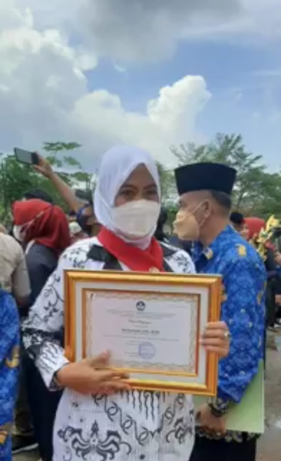 DUGAAN PENYELEWENGAN DANA BOS: Kepala UPTD SMPN 3 Banjar, Nia Kurniasih, memegang piagam penghargaan Adiwiyata tingkat Nasional.