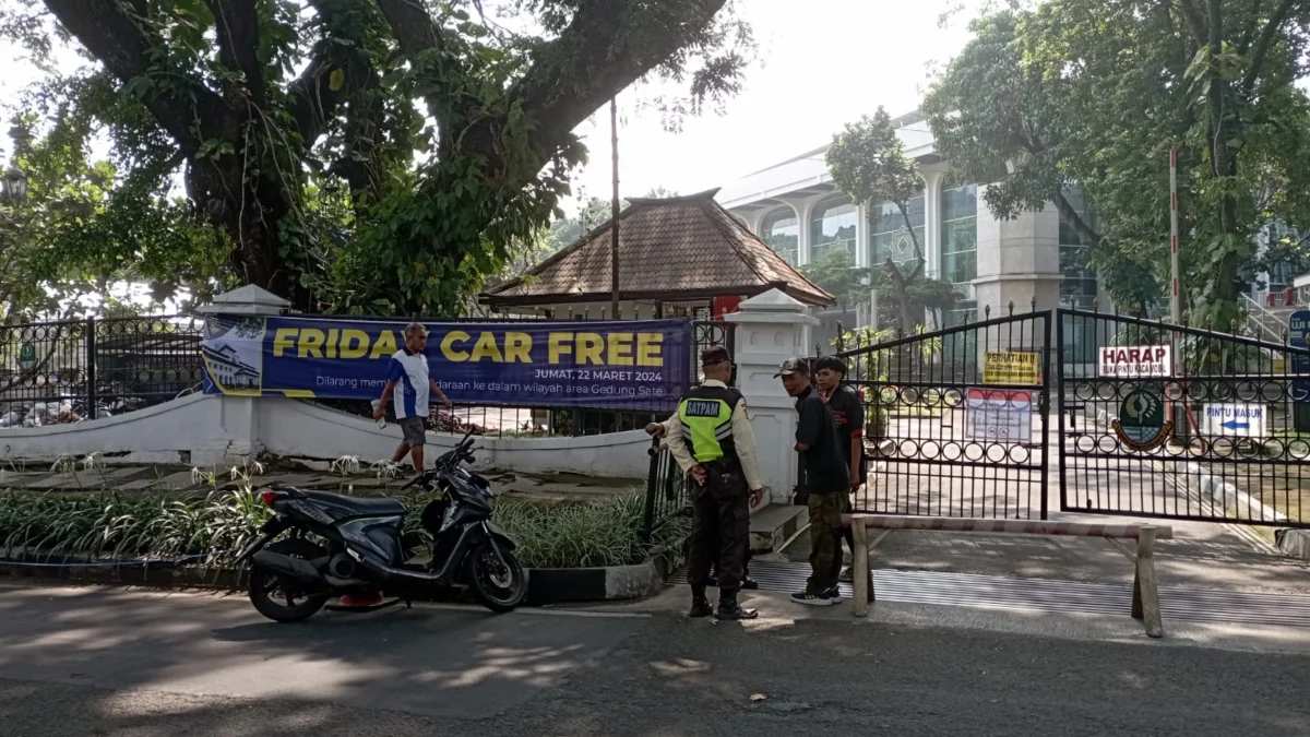 Dok. Pemprov Jabar terapkan kebijakan Friday Car Free atau bebas kendaraan di lingkungan Gedung Sate Bandung. Jum'at (22/3). Foto. Sandi Nugraha