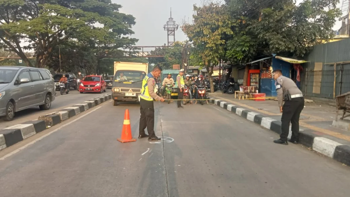 Ist. Seroang pria tewas usai tertabrak truk di Jl. Soekarno-Hatta Bandung. Jum'at (22/3). Dok. Unit Gakkum Satlantas Polrestabes Bandung.