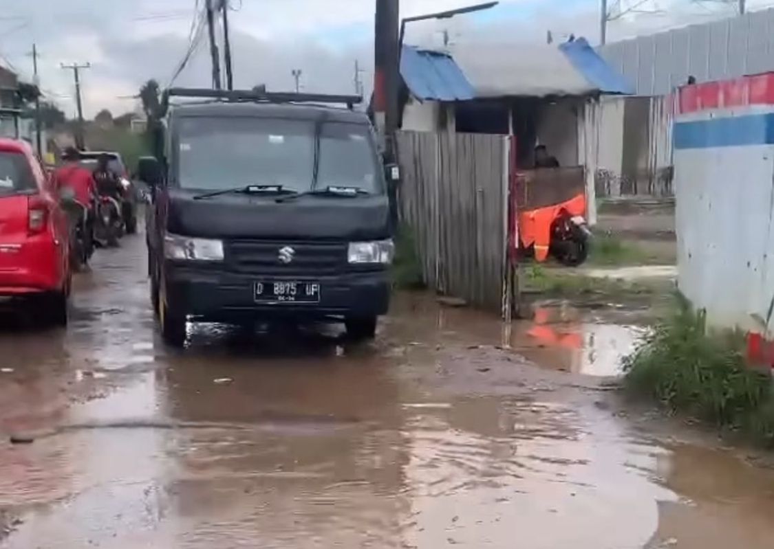 Jalan rusak dan berlubang di Kampung Kebon Kalapa, Desa Kertajaya, Kecamatan Padalarang, Kabupaten Bandung Barat (KBB). Selasa (19/3). Foto istimewa