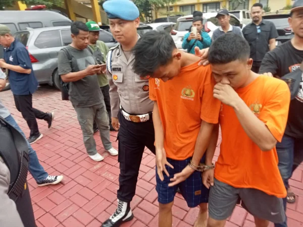Dua orang pelaku spesialis pencurian mobil pikap saat digiring petugas di Mapolresta Bogor Kota, Jumat (22/3).