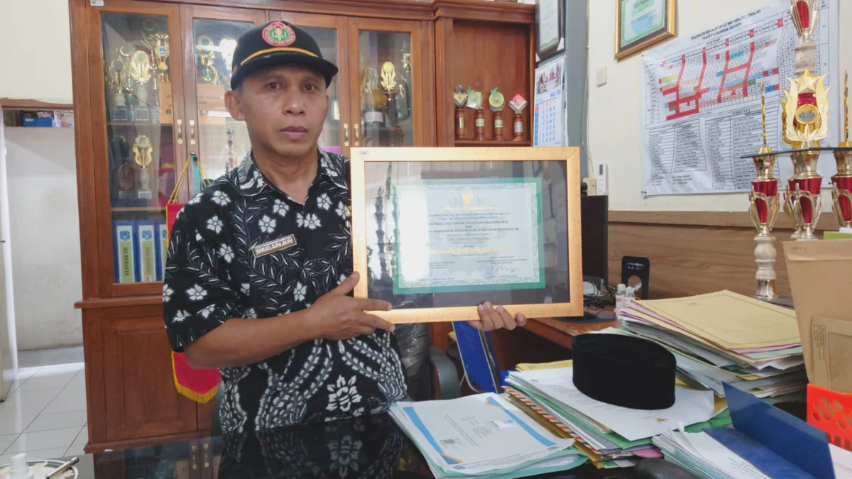 Kepala UPTD SMP Negeri 2 Banjar, Sarjo, menunjukkan penghargaan Adiwiyata tingkat nasional tahun 2023 di ruang kerjanya, Sabu 23 Maret 2024.