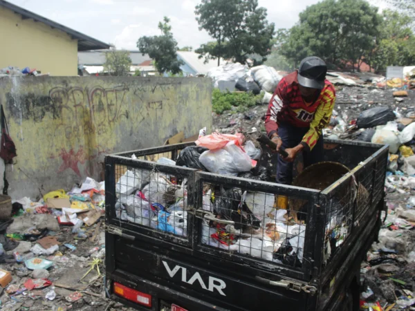 Petugas memilah sampah di TPS Pasar Induk Gedebage, Kota Bandung.