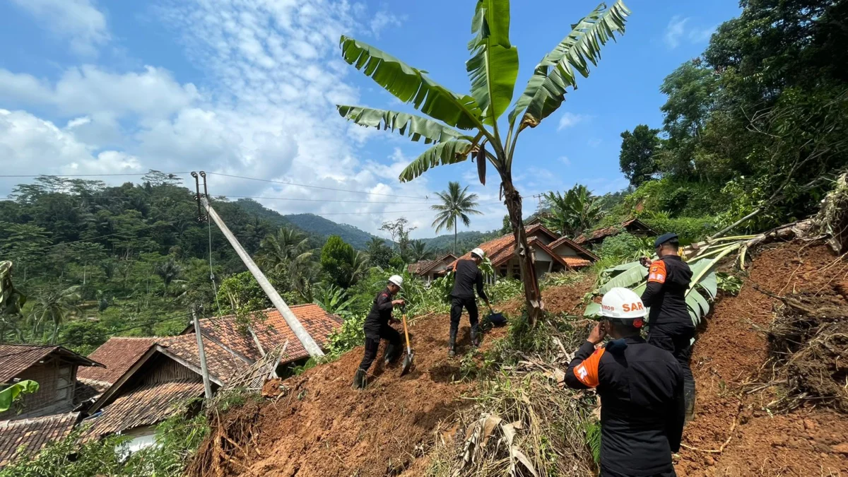 Petugas gabungan dari Korps Brimob tengah mengevakuasi material longsor di Kampung Gintung. Senin (25/3). Foto Jabarekspres