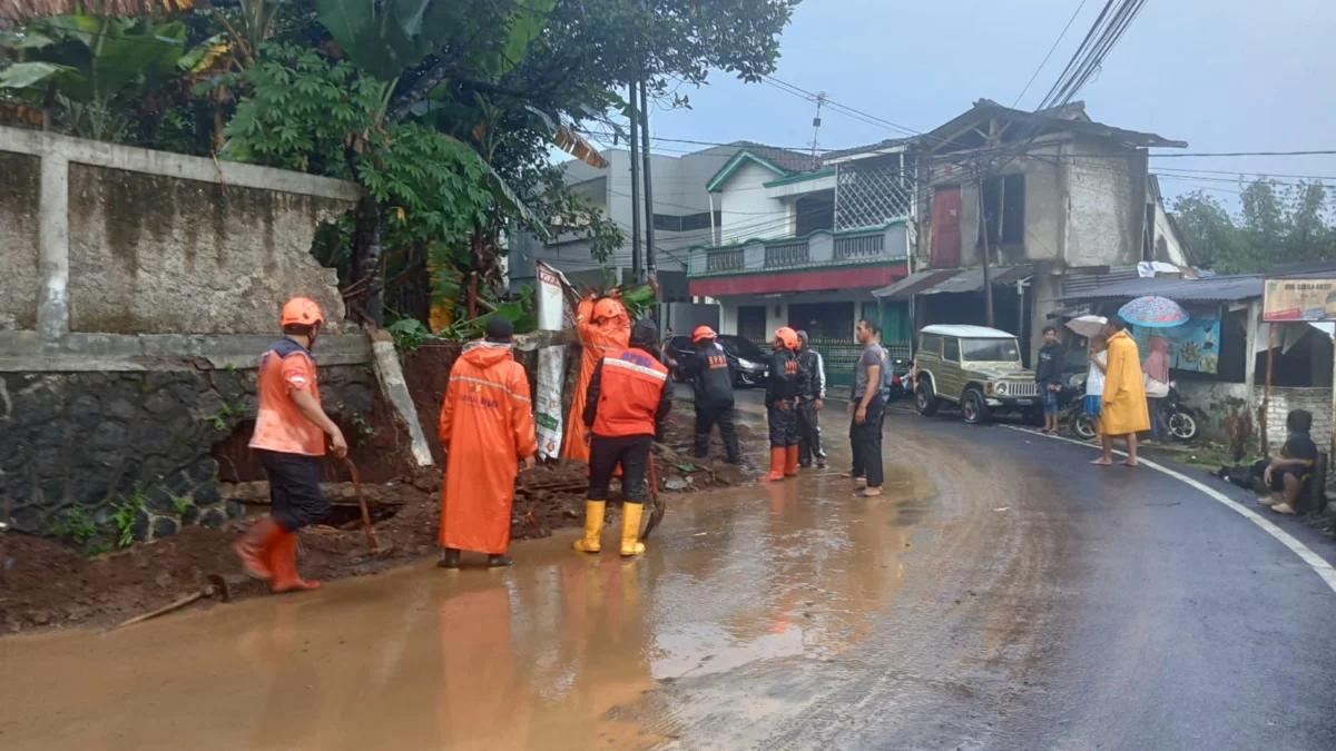 Petugas gabungan saat membersihkan bekas TPT yang ambruk di Jalan Kabandungan, Kota Sukabumi, Senin (25/3) pagi.