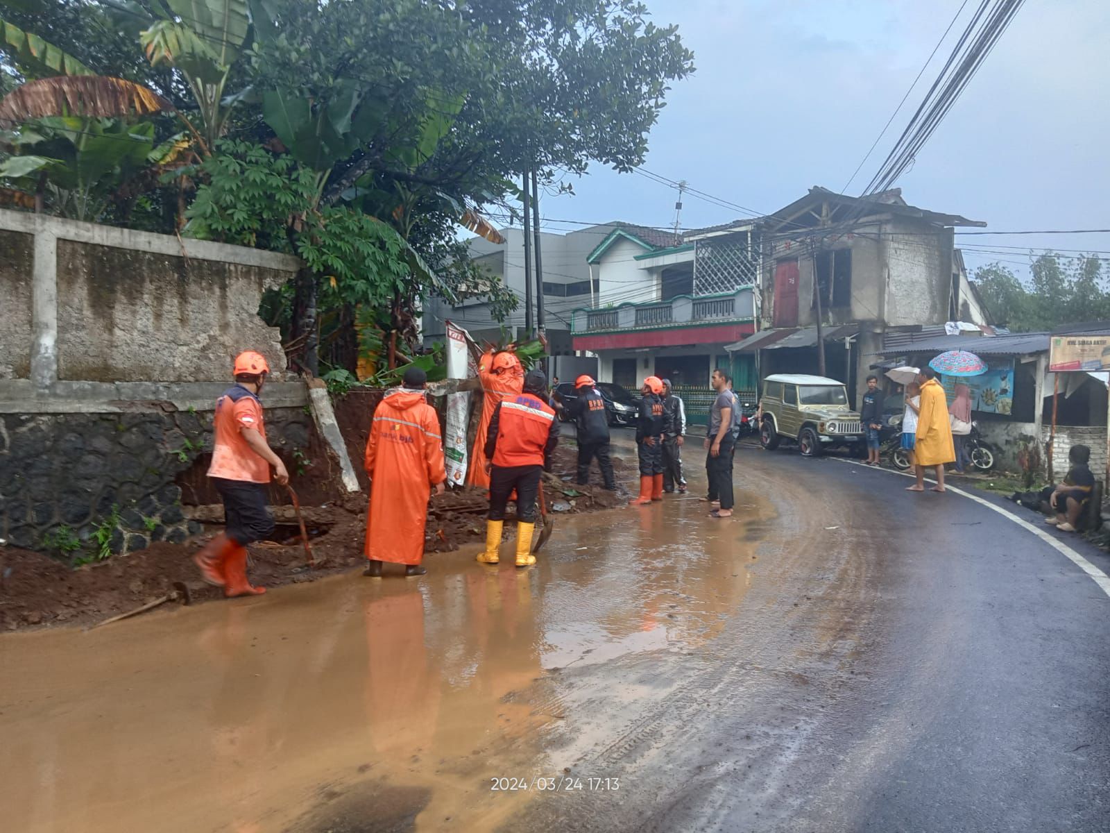 Petugas gabungan saat membersihkan bekas TPT yang ambruk di Jalan Kabandungan, Kota Sukabumi, Senin (25/3) pagi.