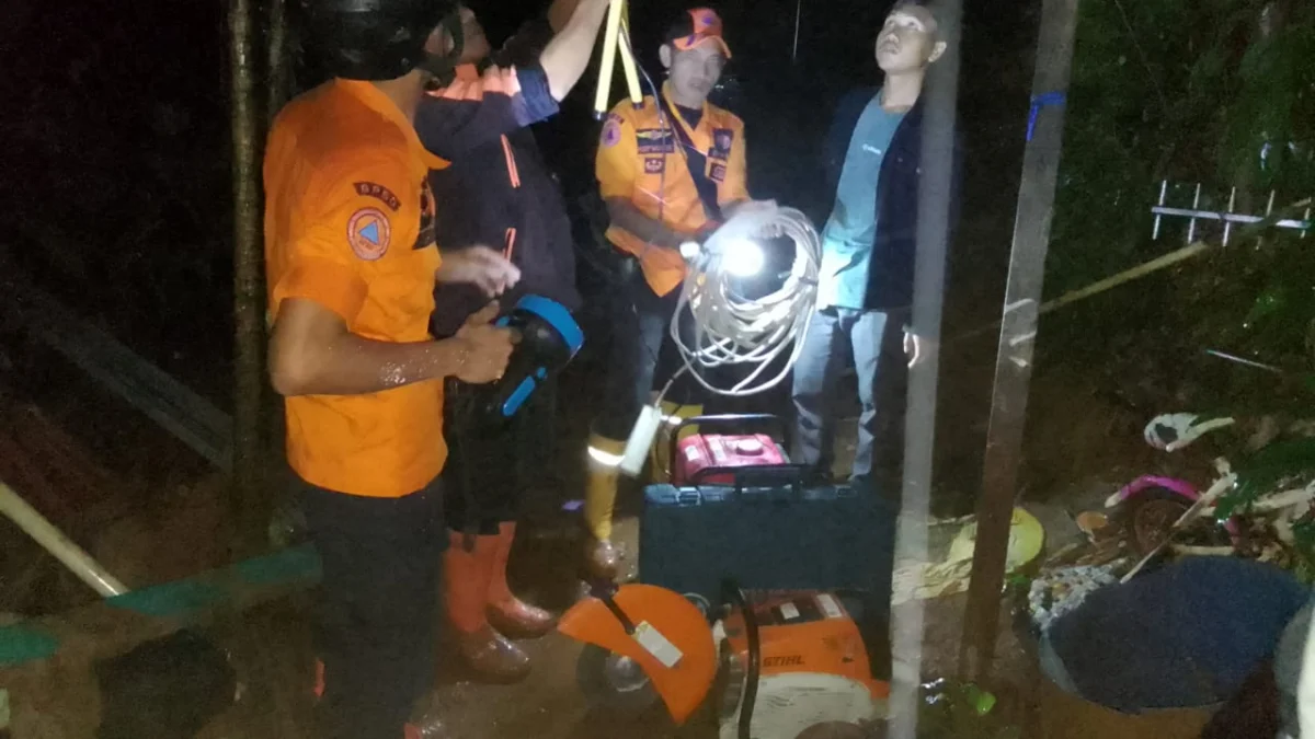 Tim SAR gabungan saat mencari satu korban yang tertimbun longsor di Kampung Babakan Rawa Haur, Desa Sentul, Kecamatan Babakan Madang, Kabupaten Bogor, Minggu (24/3) malam.