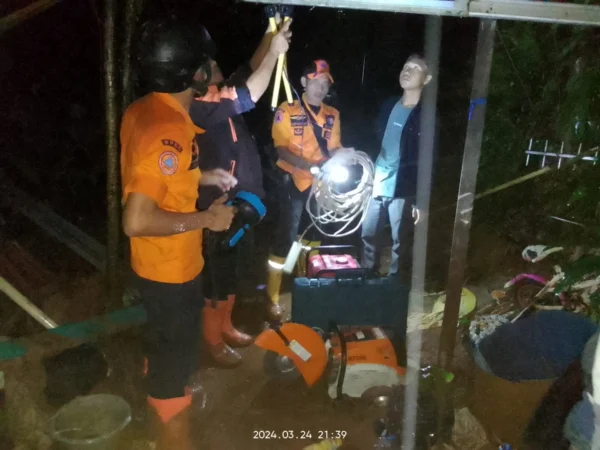 Tim SAR gabungan saat mencari satu korban yang tertimbun longsor di Kampung Babakan Rawa Haur, Desa Sentul, Kecamatan Babakan Madang, Kabupaten Bogor, Minggu (24/3) malam.