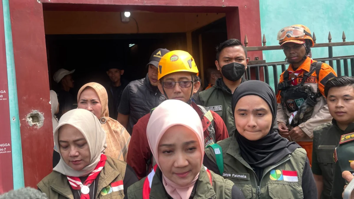 Ketua Jabar Bergerak, Athalia Praratya, didampingi oleh Ketua Jabar KBB, Sonya Fatmala, saat mengunjungi korban longsor di KBB, Senin (25/3).