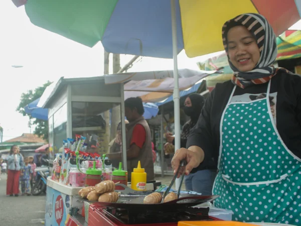 RAMADAN 2024: Ilustrasi: Seorang pedangan sosis tengah menyiapkan pesanan dari pembeli di Alun-alun Ujungberung, Kota Bandung.