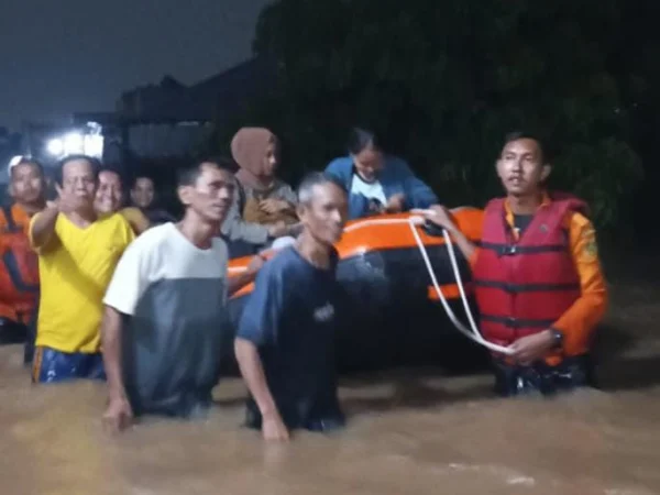 Ilustrasi: BPBD Kabupaten Bogor saat mengevakuasi warga yang terdampak banjir.