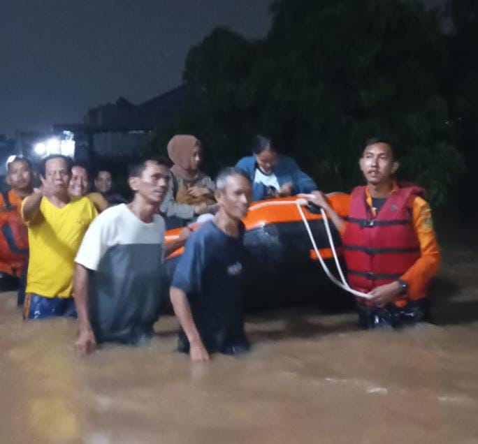 Ilustrasi: BPBD Kabupaten Bogor saat mengevakuasi warga yang terdampak banjir.