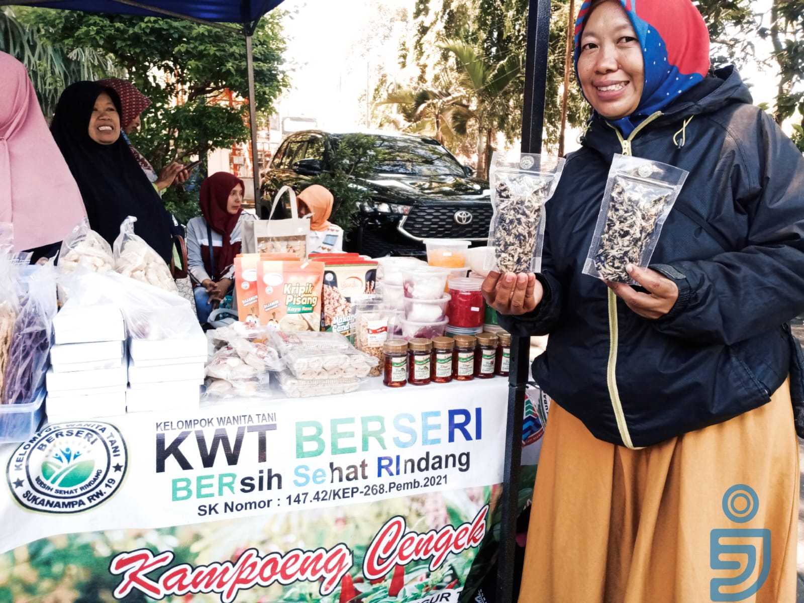 Doc. Ketua Kelompok Wanita Tani Berseri Cigugur Tengah Kota Cimahi, Ibu Idar Menginovasi Bunga Telang Menjadi Bahan Konsumsi (Mong)