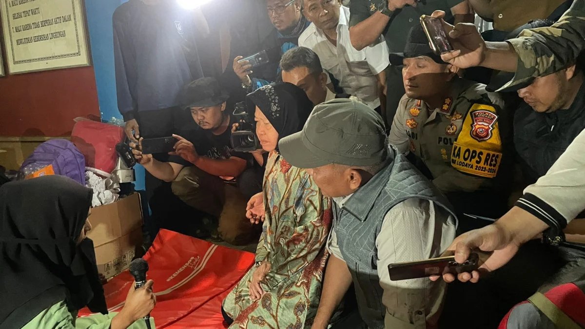 Menteri Sosial Tri Rismaharini saat mendengar keluhan dari pengungsi korban bencana longsor di Desa Cibenda, Kecamatan Cipongkor, Bandung Barat. Senin (25/3). Foto Jabarekspres