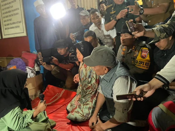 Menteri Sosial Tri Rismaharini saat mendengar keluhan dari pengungsi korban bencana longsor di Desa Cibenda, Kecamatan Cipongkor, Bandung Barat. Senin (25/3). Foto Jabarekspres