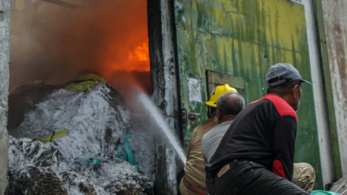Ilustrasi Petugas Damkar melakukan penanganan di lokasi kebakaran. (Pandu Muslim/Jabar Ekspres)