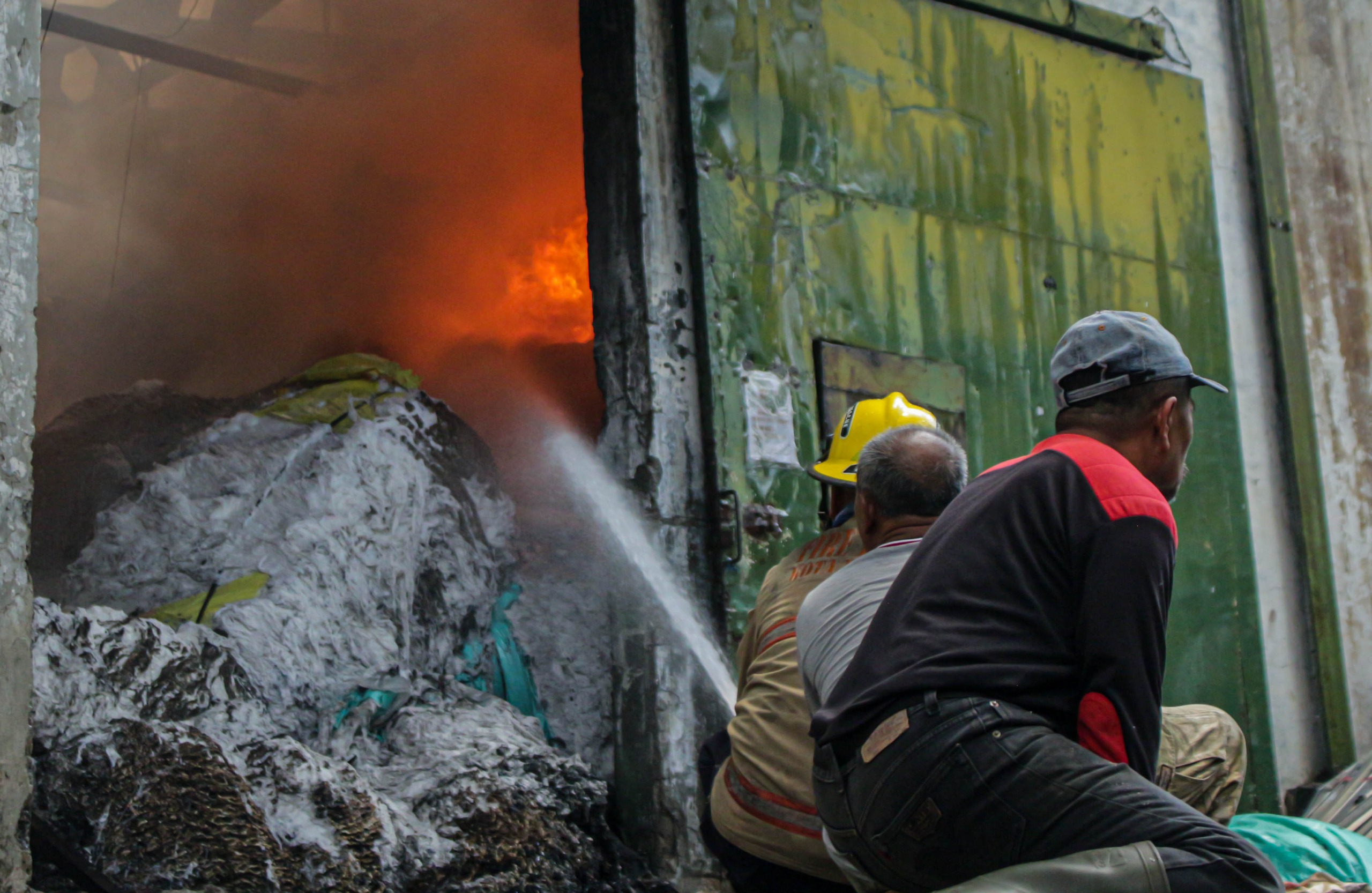 Ilustrasi Petugas Damkar melakukan penanganan di lokasi kebakaran. (Pandu Muslim/Jabar Ekspres)