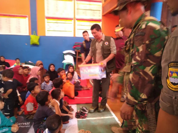 Kepala BNPB Letjen TNI Suharyanto saat meninjau posko pengungsian di Desa Cibedug, Kecamatan Cipongkor, KBB. Rabu (27/3). Foto Jabarekspres
