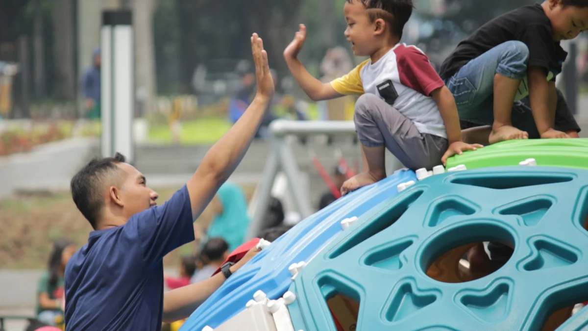 Ilustrasi interaksi anak dan orangtua di Taman Monumen Perjuangan, Jalan Dipati Ukur, Kota Bandung. (Pandu Muslim/Jabar Ekspres)