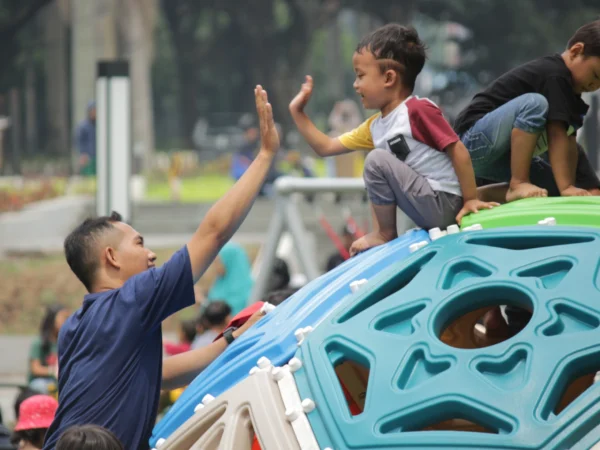 Ilustrasi interaksi anak dan orangtua di Taman Monumen Perjuangan, Jalan Dipati Ukur, Kota Bandung. (Pandu Muslim/Jabar Ekspres)
