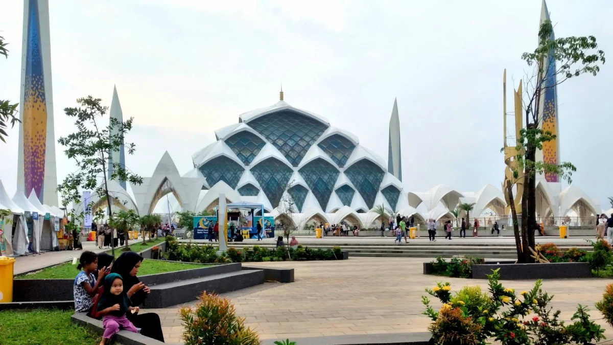Mengintip Ngabuburit di Masjid Al Jabbar Bandung, Ada Takjil Gratis hingga Wisata Kemolekan Arsitektur