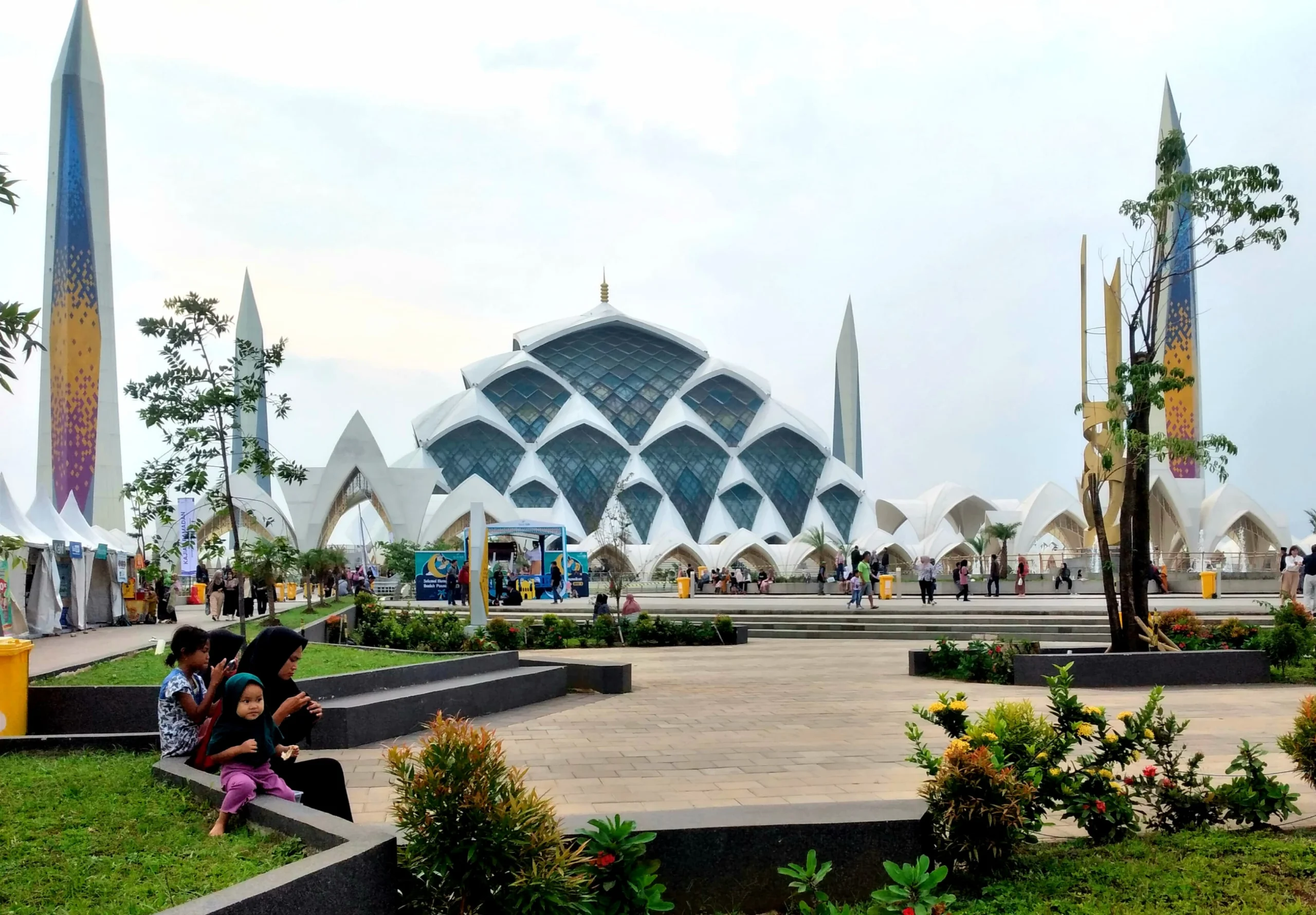 Mengintip Ngabuburit di Masjid Al Jabbar Bandung, Ada Takjil Gratis hingga Wisata Kemolekan Arsitektur