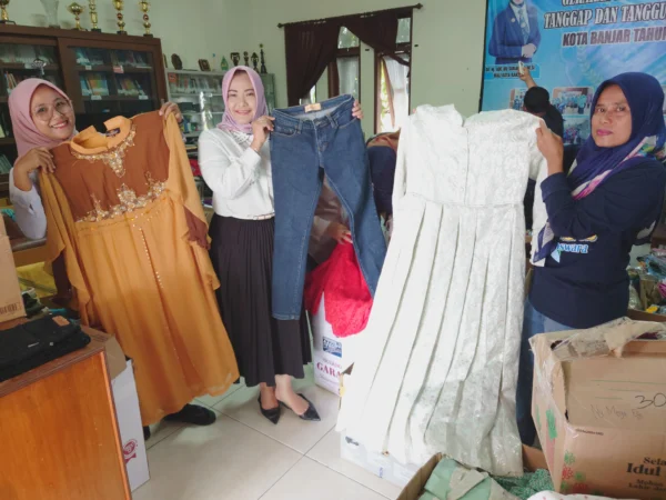 Ketua Tim Penggerak PKK Kota Banjar, Imas Masruroh (tengah), memegang celana jeans seharga Rp5 ribu dan pakaian di sampingnya seharga Rp10 ribu yang akan dijual di Bazar Ramadan di halaman Pendopo dan Alun-alun Kota Banjar.
