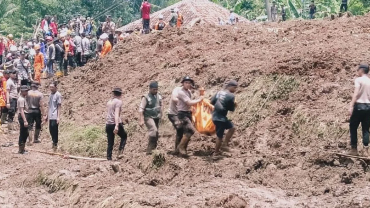 Tim SAR gabungan kembali menemukan korban tertimbun tanah longsor di Kampung Gintung, Desa Cibenda, Kecamatan Cipongkor, KBB. Rabu (27/3).