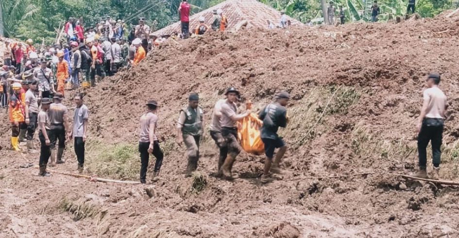 Tim SAR gabungan kembali menemukan korban tertimbun tanah longsor di Kampung Gintung, Desa Cibenda, Kecamatan Cipongkor, KBB. Rabu (27/3).