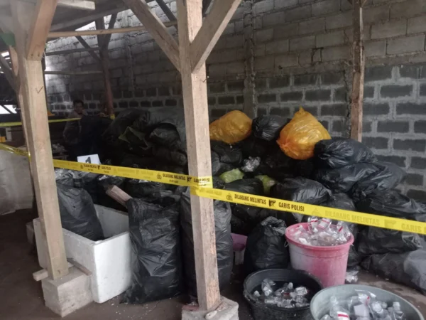 Anggota Polsek Pataruman memasang garis polisi (police line) di lokasi pengolahan limbah infus milik yayasan di wilayah Tanjungsukur, Kota Banjar.