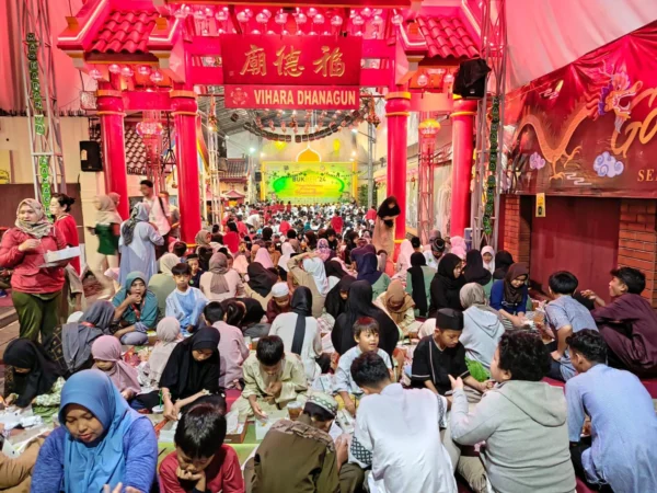 Ratusan warga saat mengikuti buka puasa bersama di Vihara Dhanagun, Suryakencana, Kota Bogor.